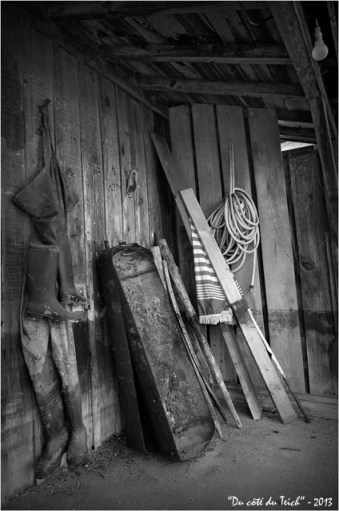 BLOG-DSC_19931-bric à brac porche cabane Meyran N&B BLOG-DSC_19931-bric à brac porche cabane N&B