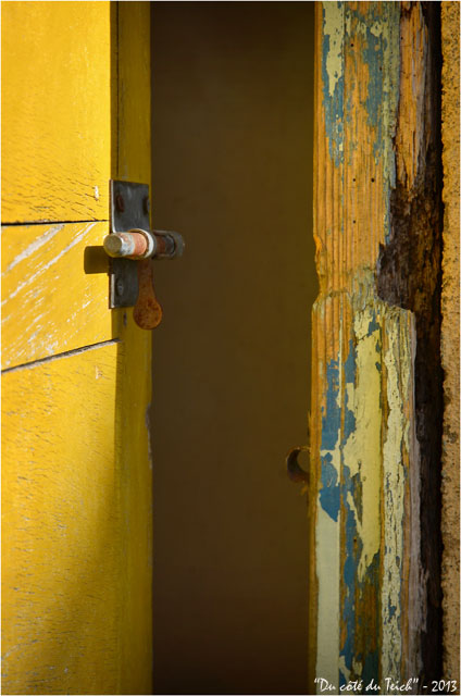 BLOG-DSC_20104-porte jaune entrouverte