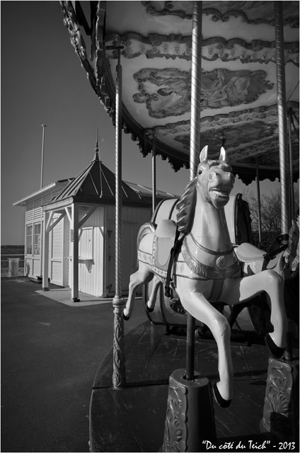 BLOG-DSC_20209-manège et poste de secours le Moulleau N&B