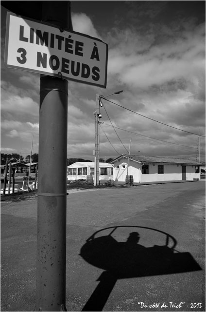 BLOG-DSC_21087-limitée 3 noeuds et ombre balise port Andernos N&B