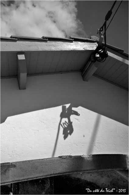 BLOG-DSC_21093-barque et ombre fils cabane port Andenos N&B BLOG-DSC_21093-barque et ombre fils cabane port Andenos N&B