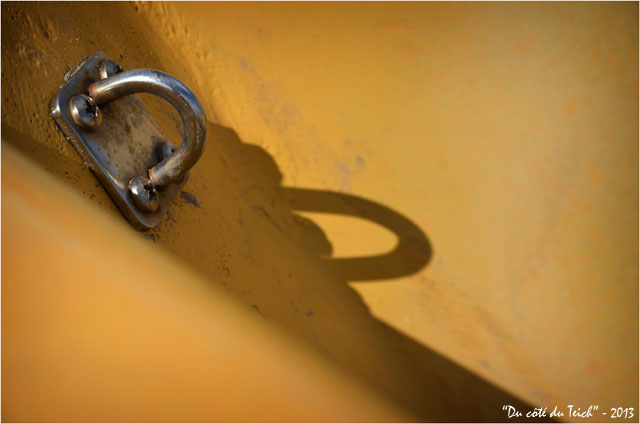 BLOG-DSC_21290-coque voilier jaune plage Taussat