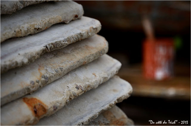 BLOG-DSC_21377-tuiles chaulées et pot de peinture Kekebus