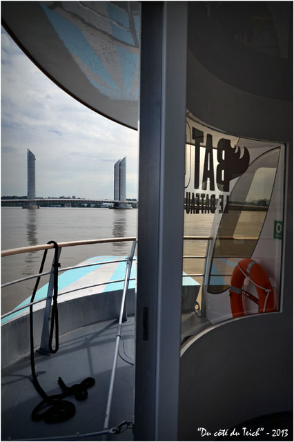 BLOG-DSC_21676-green-boat Dubourdieu BATCUB et pont Chaban-Delmas