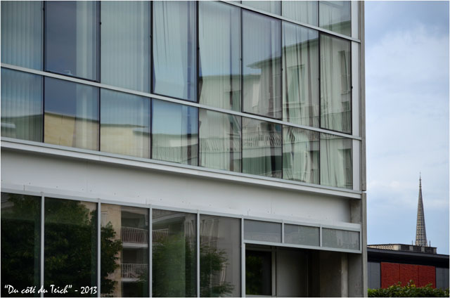 BLOG-DSC_21566-reflet façade Bordeaux Bastide et flèche basilique St Michel
