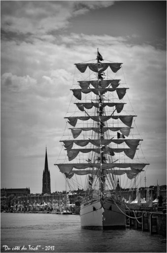 BLOG-DSC_21845-Cuauhtémoc et bateaux solitaire du Figaro Bordeaux fête le fleuve 2013 N&B2 BLOG-DSC_21845-Cuauhtémoc et bateaux solitaire du Figaro Bordeaux fête le fleuve 2013 N&B2