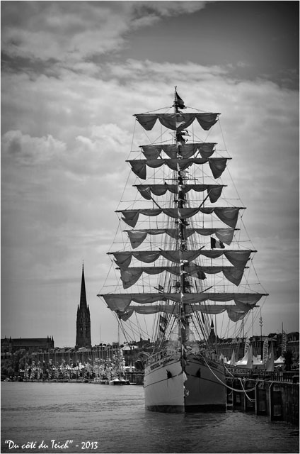 BLOG-DSC_21845-Cuauhtémoc et bateaux solitaire du Figaro Bordeaux fête le fleuve 2013 N&B2