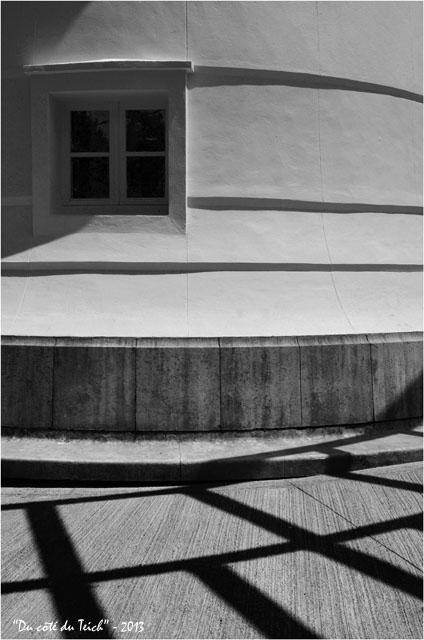 BLOG-DSC_22548-fenêtre et ombres phare Cap-Ferret N&B