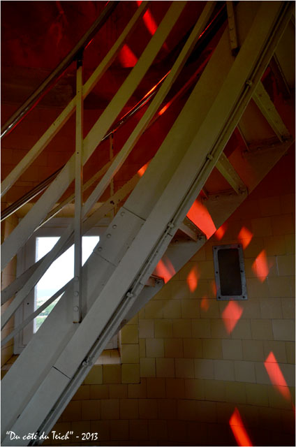 BLOG-DSC_22658-lumière escalier sommet phare Cap-Ferret