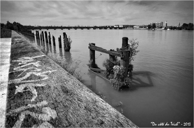 BLOG-DSC_22831-berges Garonne pont de pierre et Bordeaux Bastide N&B