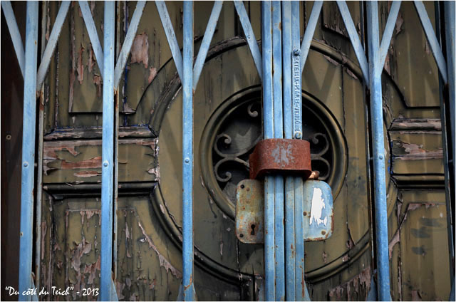 BLOG-DSC_22865-porte bois et rideau de fer