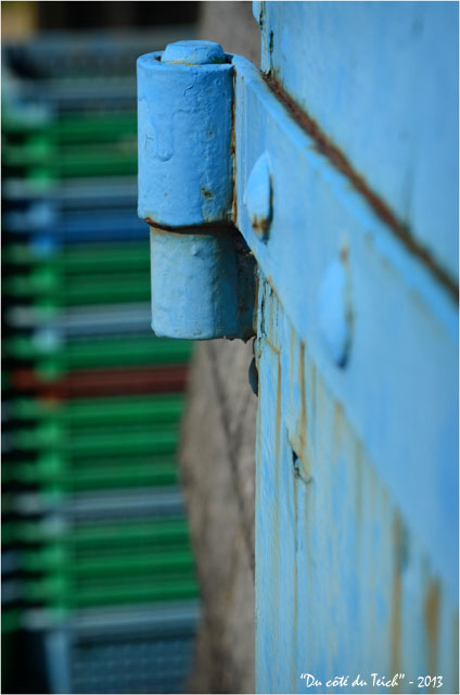 BLOG-DSC_24291-gond bleu et casiers mulicolores