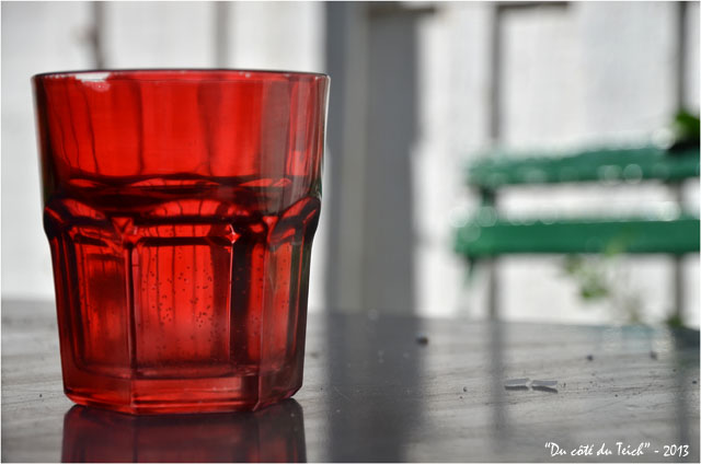 BLOG-DSC_24658-verre rouge et chaise verte le Canon