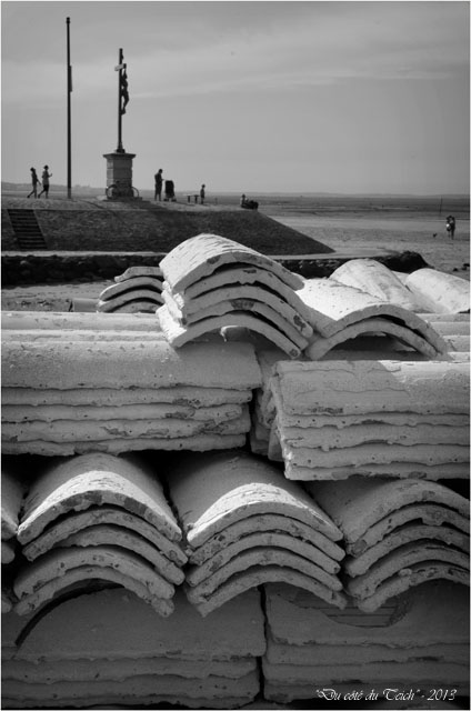 BLOG-DSC_24807-tuile et croix Larros N&B