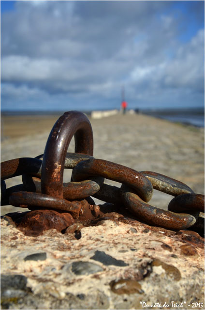 BLOG-DSC_25682-plot jetée du Christ port Larros et promeneur pull rouge