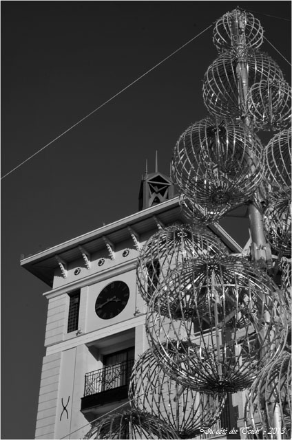 BLOG-DSC_26393-sapin Noël coeur de ville Arcachon N&B