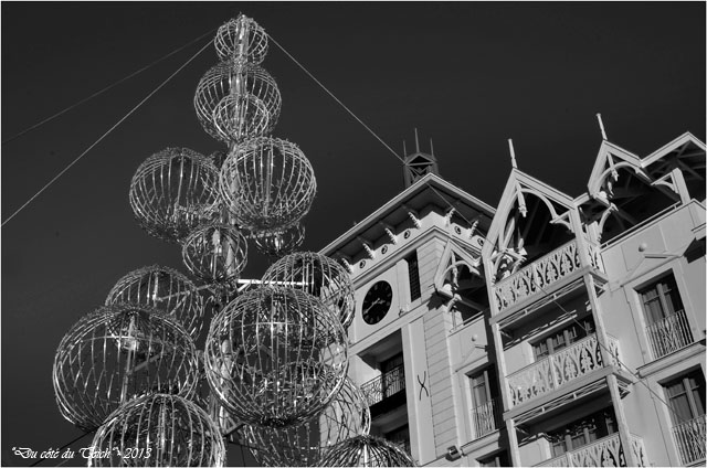 BLOG-DSC_26394-sapin Noël coeur de ville Arcachon N&B