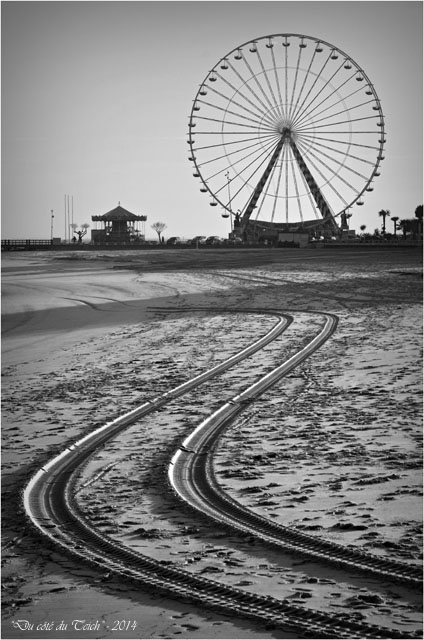 BLOG-DSC_26497-plage manège et roue Arcachon N&B