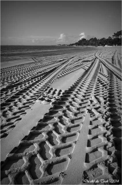 BLOG-DSC_26555-traces pneus plage Taussat N&B
