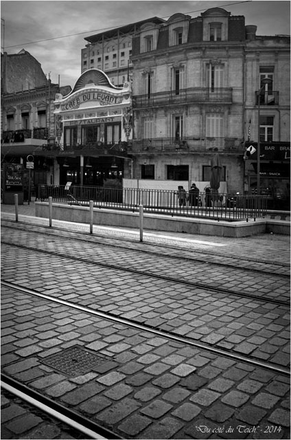 BLOG-DSC_26852-pavés et café du Levant Bordeaux St Jean N&B
