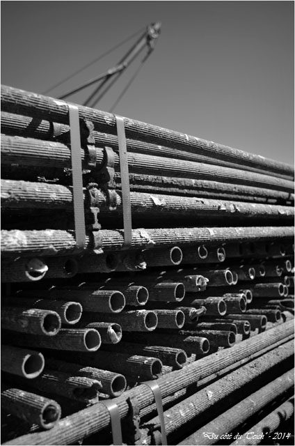 BLOG-DSC_27570-tubes collecteurs et grue port Arès N&B