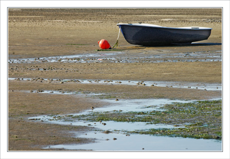 BLOG-DSC_0052-barque marine, bouée rouge, sable BLOG-DSC_0052-barque marine, bouée rouge, sable
