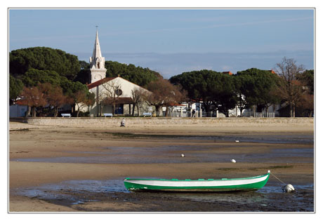 BLOG-DSC_0680-église Andernos et barque verte vues depuis jetée