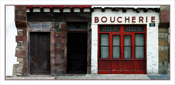 BLOG-DSC_4896-97-Panorama portes et boucherie Espelette