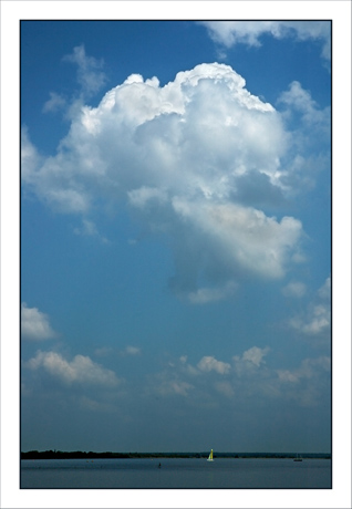 BLOG-DSC_7020-nuage, lac & voilier