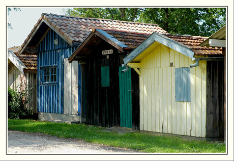BLOG-DSC_7475-cabanes bleu, verte & jaune Biganos