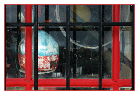 BLOG-DSC_7946-bouée & fenêtre rouge à grille Andernos