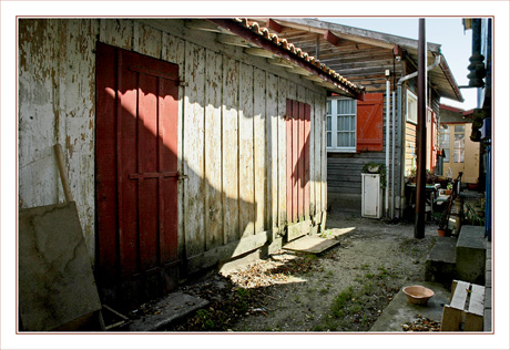 BLOG-DSC_9934-ombres sur cabane volets rouges