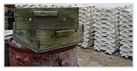 BLOG-IMG_0296-casier, bidon rouge, tuiles chaulées