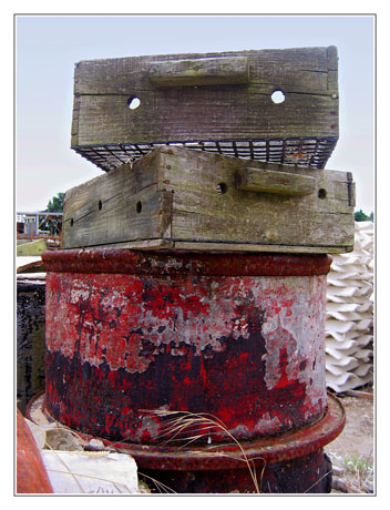 BLOG-IMG_0297-casier, bidon rouge, tuiles chaulées