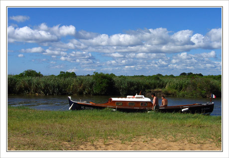 BLOG-IMG_7172-pinasse sur la Leyre, près du port du Teich
