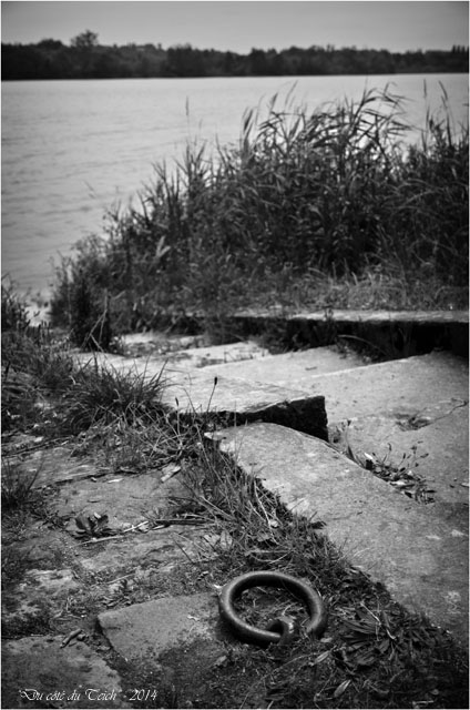 BLOG-DSC_28896-anneau et escalier berges Garonne N&B