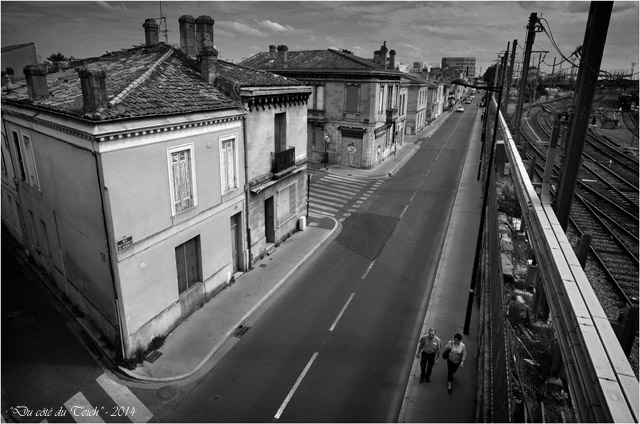 BLOG-DSC_28969-passants Terres des Bordes sous pont en U Bordeaux St Jean N&B