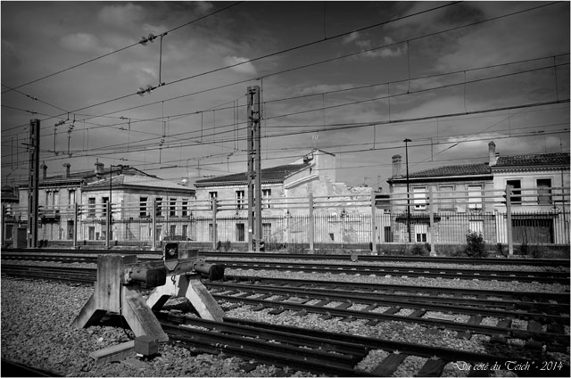 BLOG-DSC_28987-rails Bordeaux St Jean et rue Terres des Bordes N&B