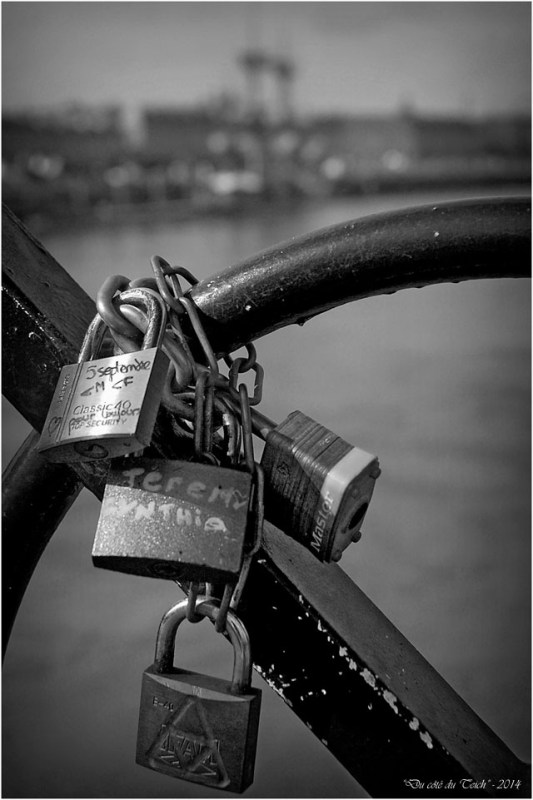 BLOG-DSC_2334-cadenas pont de pierre et Hermione à Bordeaux 9 Oct 2014 N&B