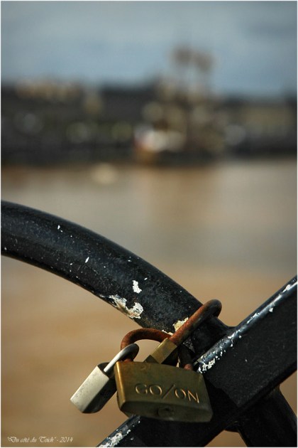BLOG-DSC_2336-cadenas pont de pierre et Hermione à Bordeaux 9 Oct 2014