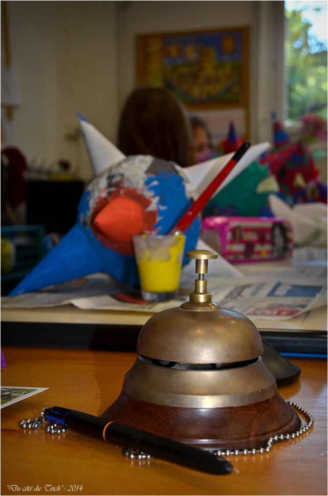 BLOG-DSC_32363-stylo et sonnette bureau maître d'école