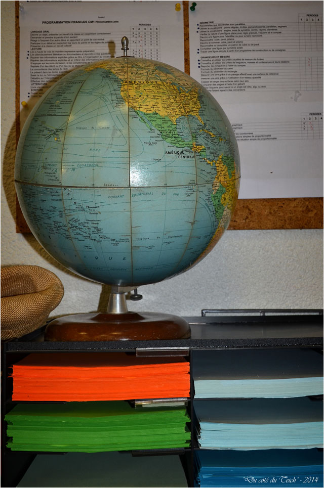 BLOG-DSC_32448-mappemonde et casiers papier