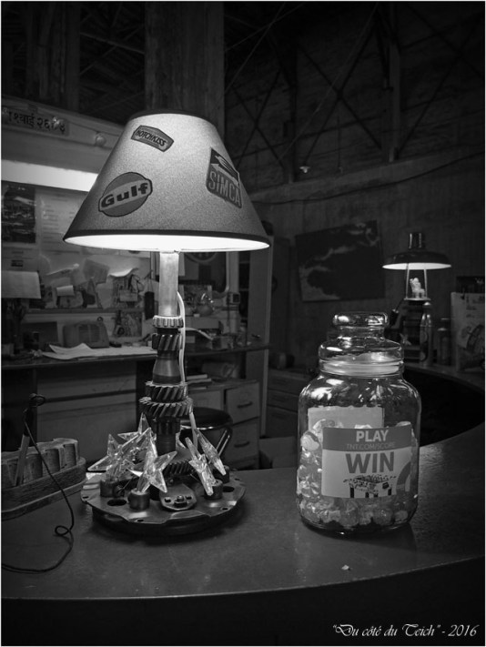 BLOG-P2023680-lampe garage moderne N&B