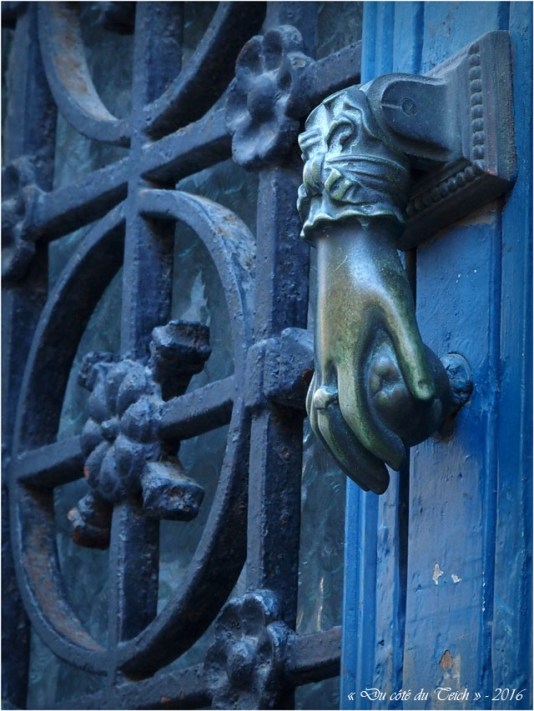 BLOG-P2163857-heurtoir porte bleue fer forgé