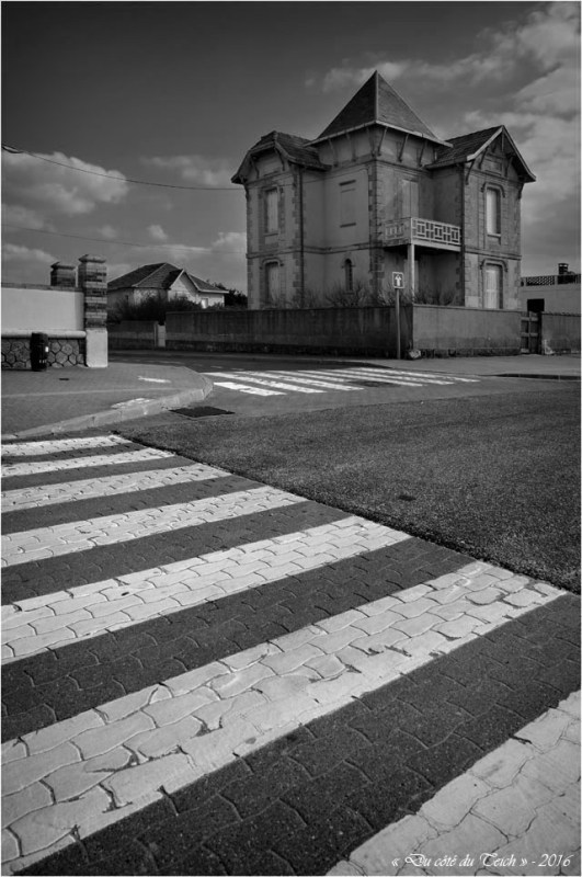 BLOG-DSC_39584-passage piétons et villa Lacanau N&B2