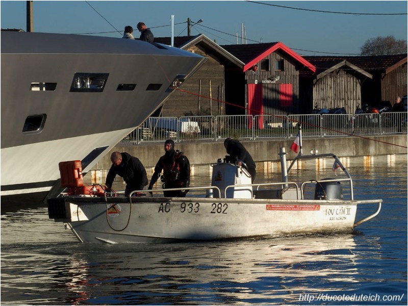 blog-pc137483-plongeurs-mise-a-leau-yacht-44-metres-couach