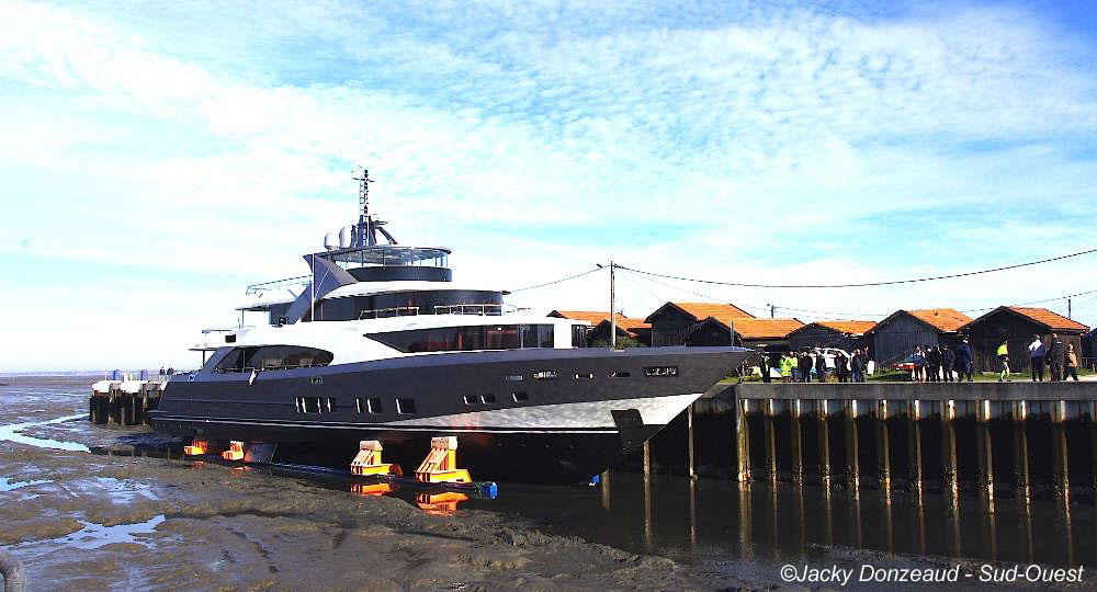 le-yacht-est-en-place-il-attend-que-l-eau-monte-pour-flotter