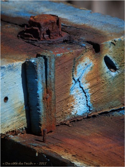 blog-p6089676-écrous-boulons-et-vieux-bois-peint.jpg