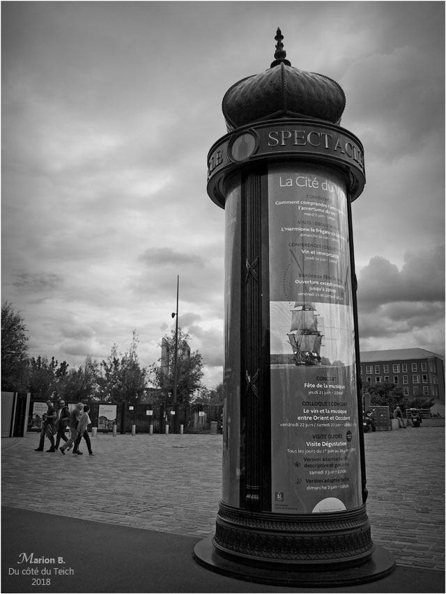 BLOG-P6122164-kiosque parvis cité du vin N&B
