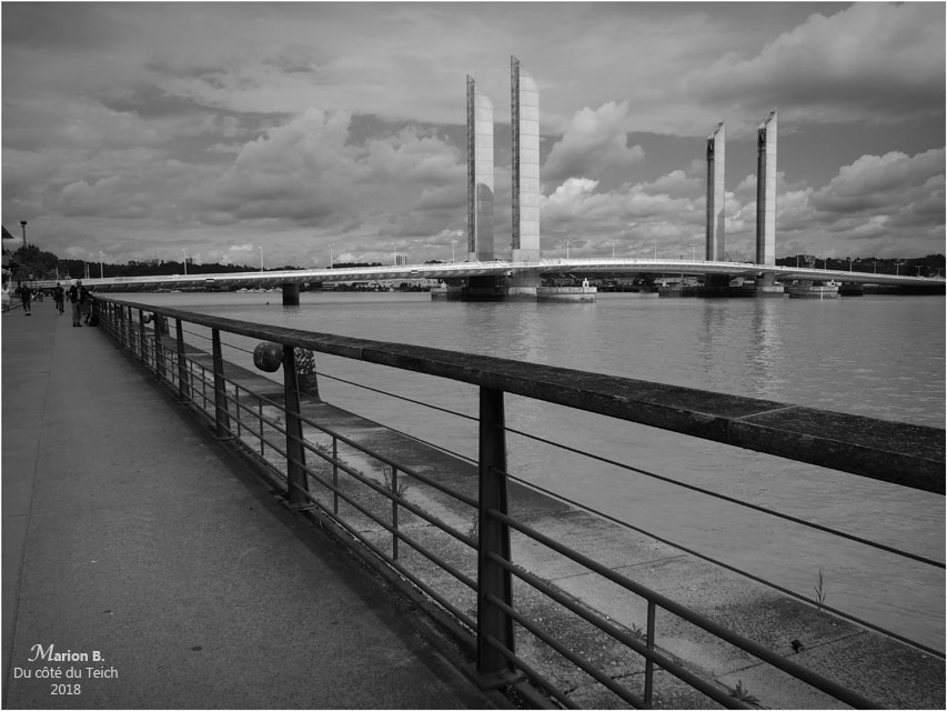 BLOG-P6122167-quais et pont Chaban Delmas Bordeaux N&B